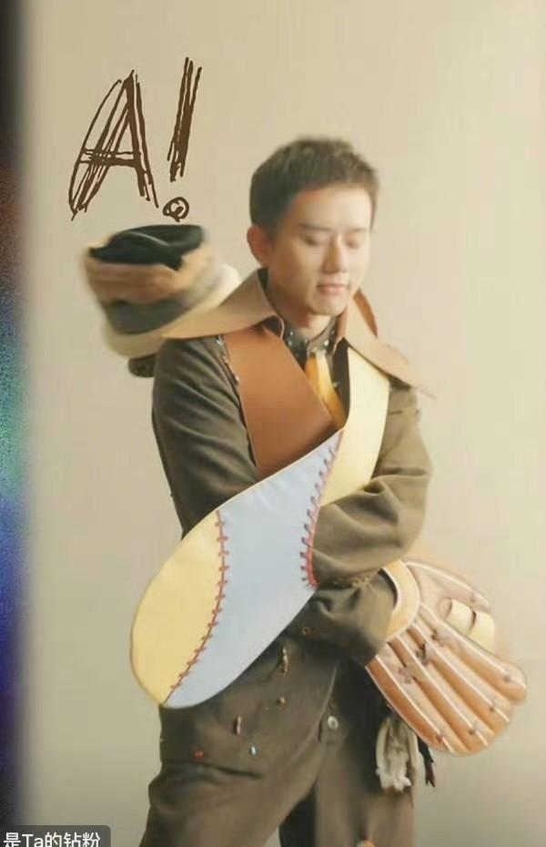 李雨桐甩出重锤，爆料薛之谦嫌张杰唱歌土，瞬间撕开了娱乐圈遮羞布。
谢娜凌晨发长文