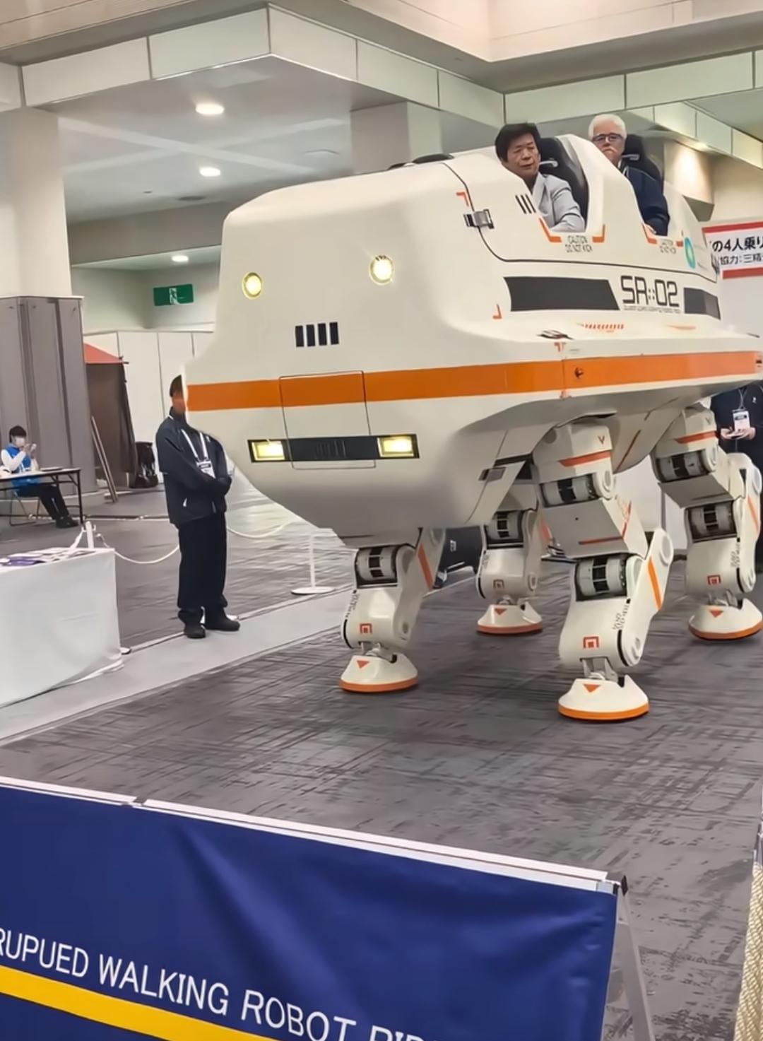 看着日本三精科技研发的四足机器人，缓慢地挪动着沉重的脚步，让人感到老态龙钟，步履