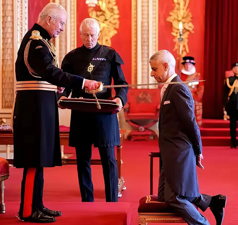 中国人跪的是亲情，而且还有回礼。英国人跪的是权力，跪的时候国王还用剑架你脖子上。