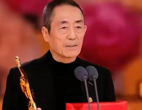 76岁的张艺谋，百花奖现场因为一个称呼引发热议！“一谋导演”听着亲近，却让不少观