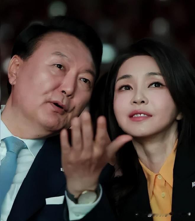 好家伙，原来韩国总统上班也得打卡啊！这下我彻底没理由抱怨早起赶打卡了。连总统都逃