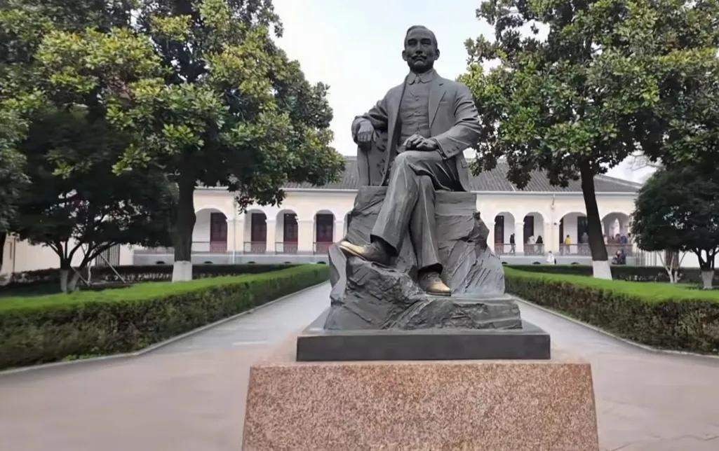 南京总统府正门的永远关闭。这意味着那一个时代迟到的谢幕，也是对国民政府所作历史功