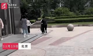 看了李圣律师被打的视频，这些人真是太猖狂了！光天化日之下，直接从背后偷袭，把李圣