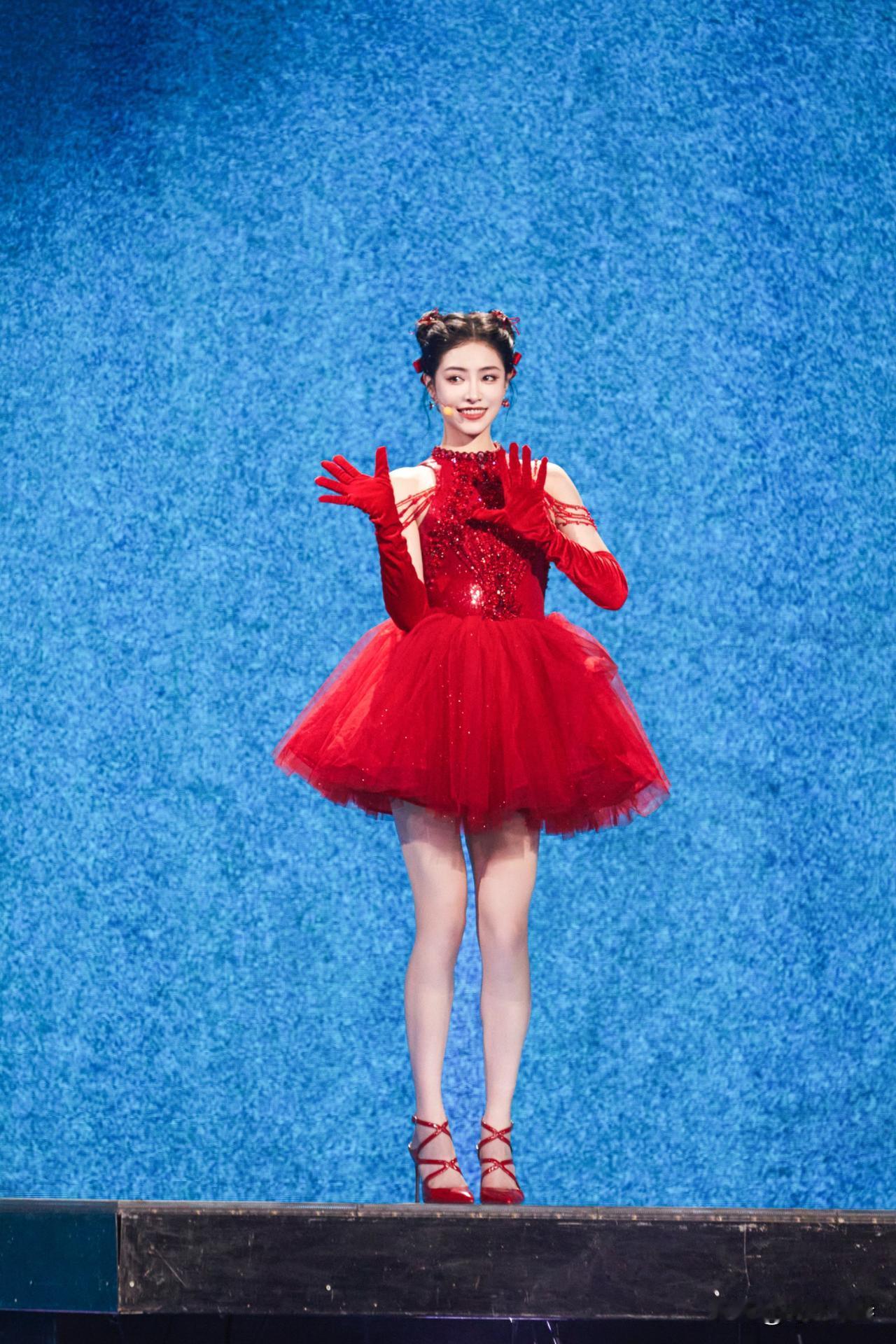 许佳琪春晚舞台排练照，依然妩媚动人如唐朝诡事录中的绝色舞姬！