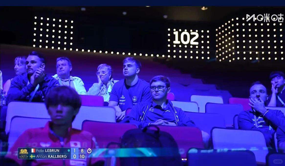 好多人都在看小布和卡尔伯格的比赛。
白天段的比赛结束后，大布、小莫都晋级男单16