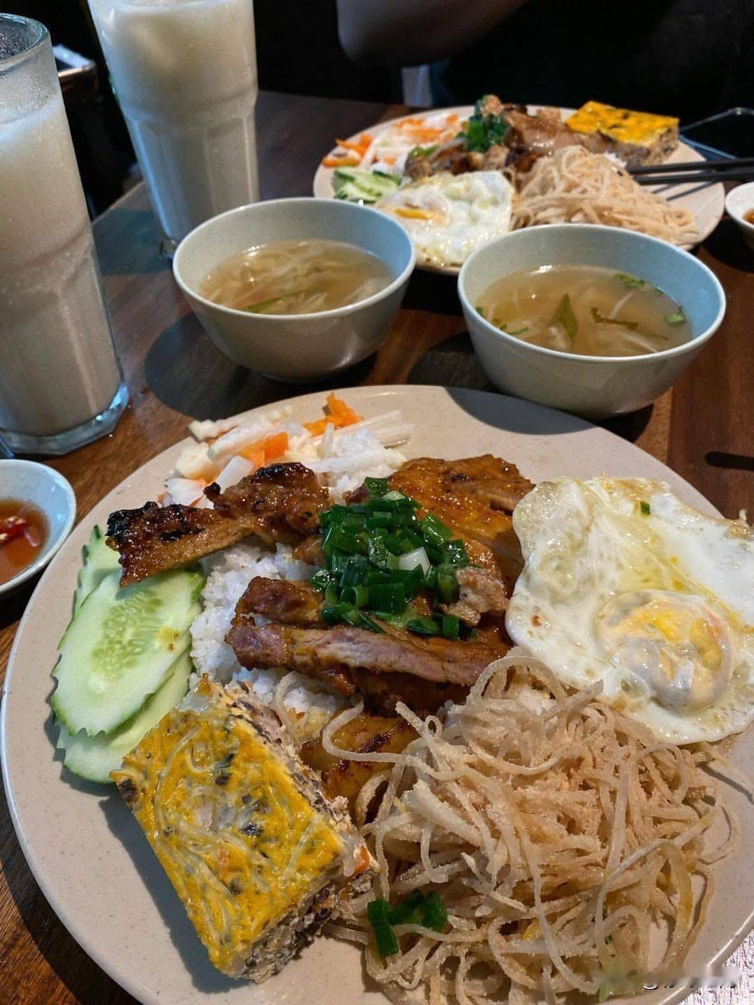 胡志明的烤肉碎米饭真的绝了！这道美食里，烤肉碎是灵魂。肉碎被精心调味，煎烤得外焦