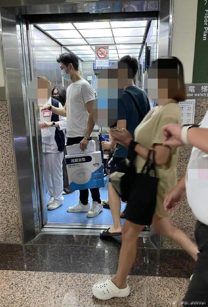 沈玉琳妻子现身众星为沈玉琳加油打气 8月7日，沈玉琳发文透露患白血病后，妻子芽芽