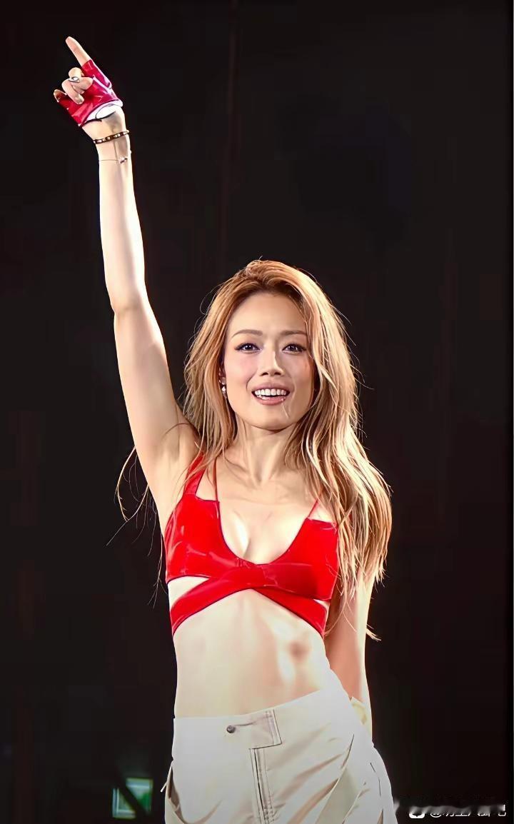 在英皇演唱会上，我想不明白的是容祖儿为什么要穿到这么暴露？
她出道20多年领金曲