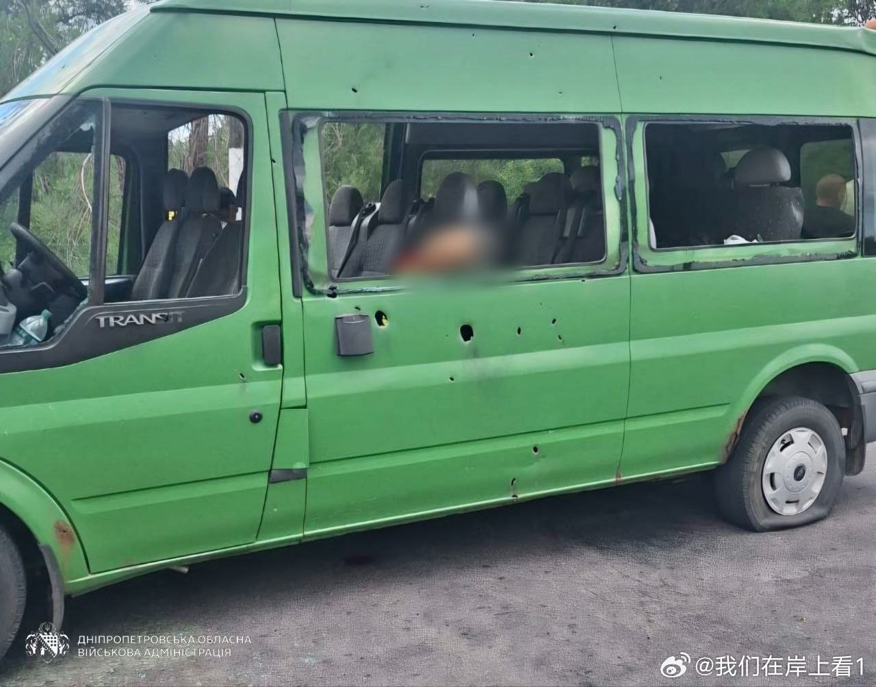 俄罗斯用无人机袭击了乌克兰第聂伯罗彼得罗夫斯克州尼科波尔的一辆小巴，导致两名小孩