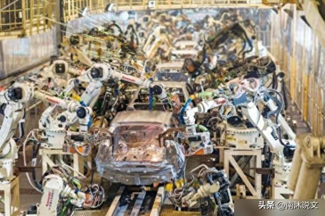 全球第一在中国栽了？丰田4月暴跌25%，"投降"自救能行吗