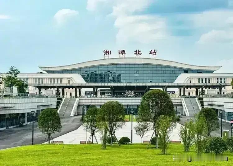 听说湘潭北站的露天停车场免费停车8小时了？
湘潭北站作为湘潭的门面，如果消息属实