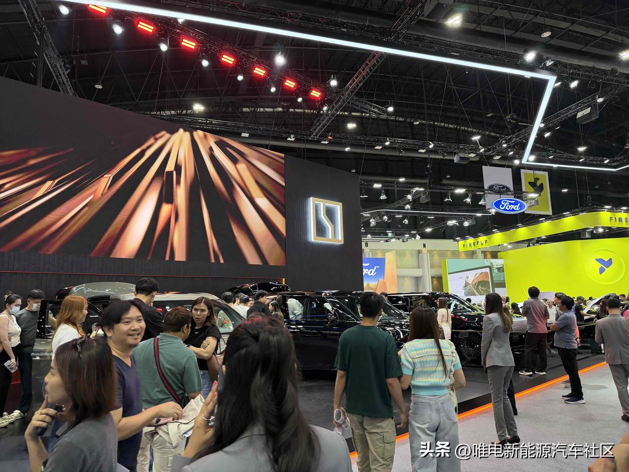 极氪展台[奸笑]极氪的各款车型在泰国都是延续了原本命名，展台销售的有7X、X和0