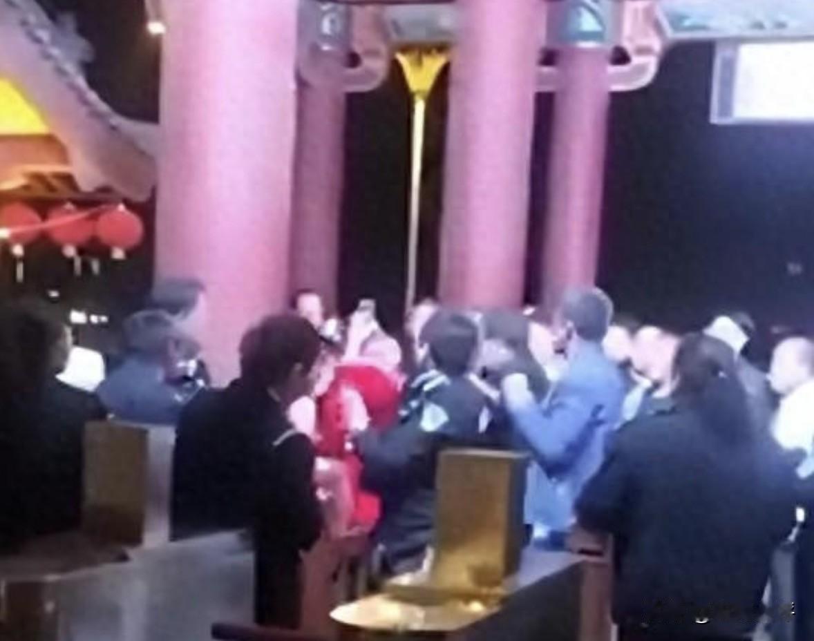 山西一景区内工作人员与游客发生冲突，一名男游客被保安挥拳打倒？那么到底是怎么回事