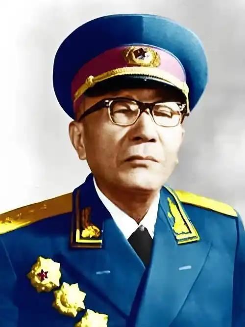 黄克诚被撤职赋闲、处境艰难。
他的长兄黄时玑闻讯从湖南老家赶来，见面后非但不安慰