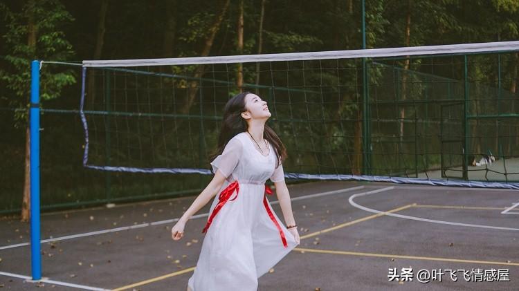 “好 色”的女人，一般有这7个典型的表现：
1、喜欢和闺蜜在一起谈论男人，很会说