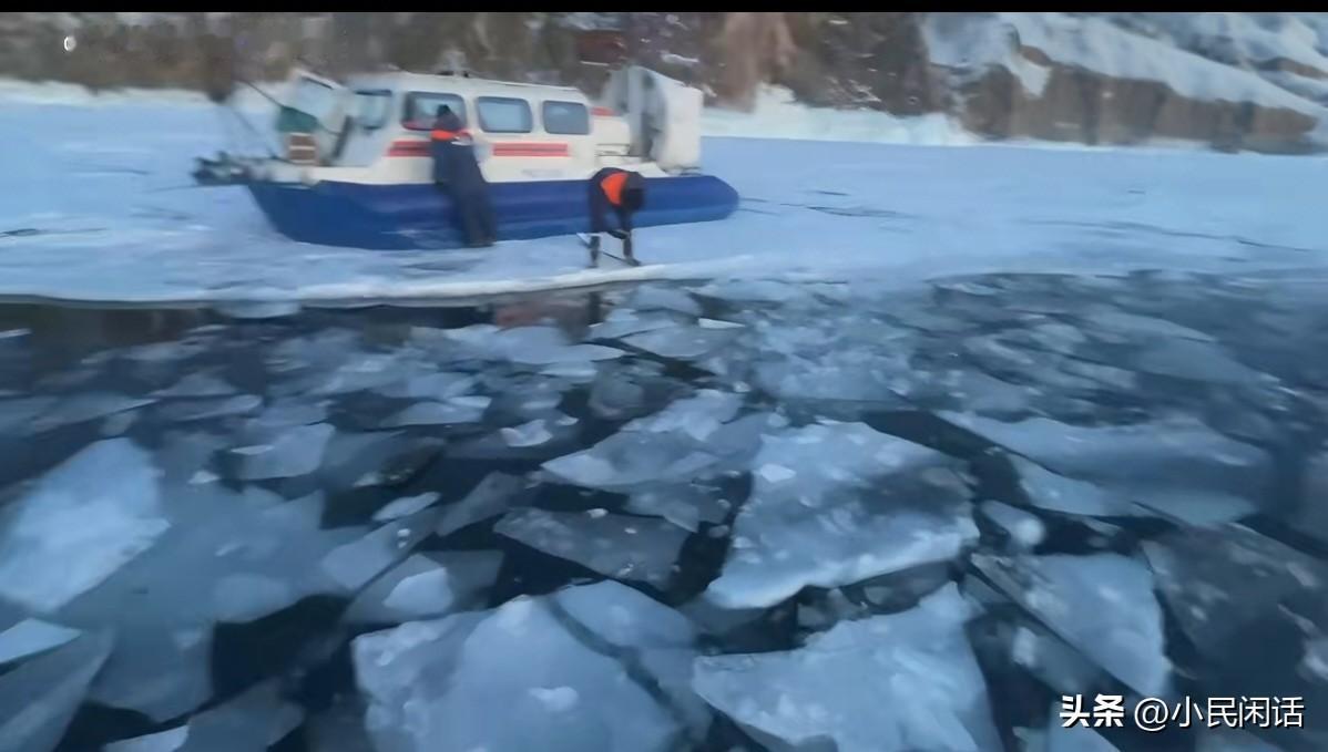 三米宽冰缝竟然没有警示牌！俄方管理者难辞其咎！
据悉载有游客的UAZ车在贝加尔湖