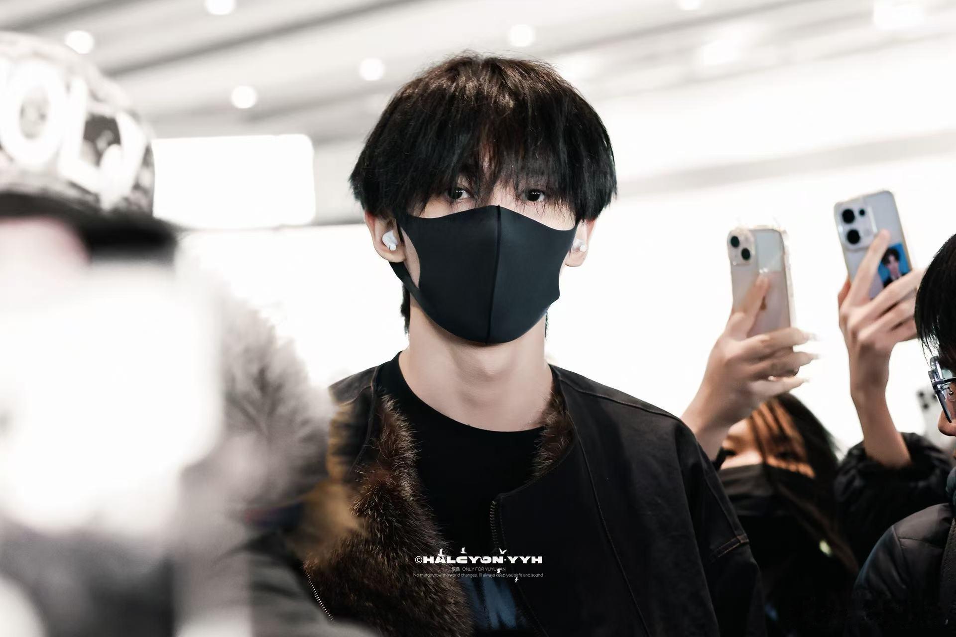 余宇涵在零下的北京就穿这么点 谁懂啊，他穿得单薄却气场超足，走路带风的样子直接把