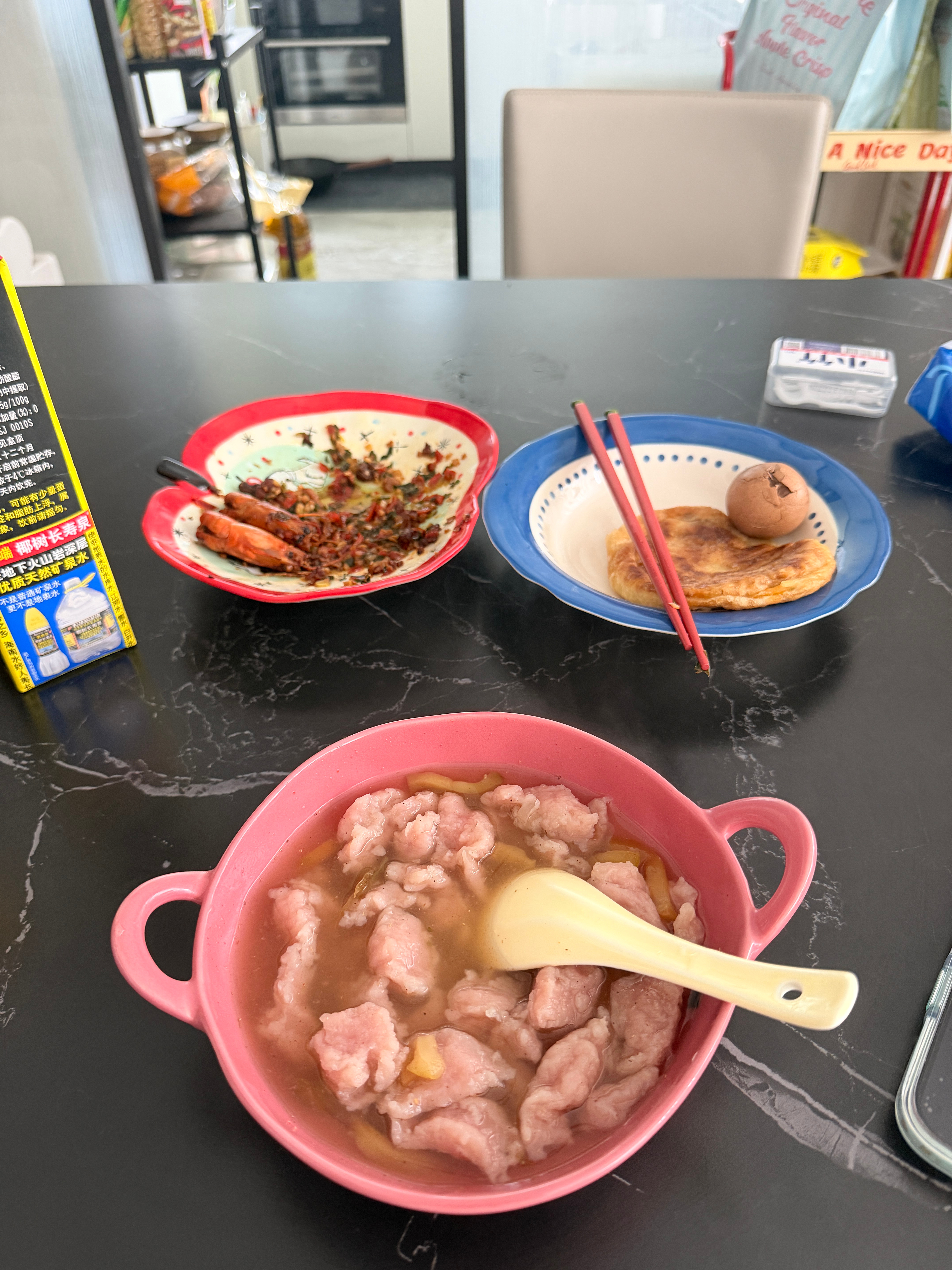 今天阿姨有事请假了，终于有空档吃我的瘦肉丸了哈哈哈哈哈哈哈，静静给我寄的他们家那