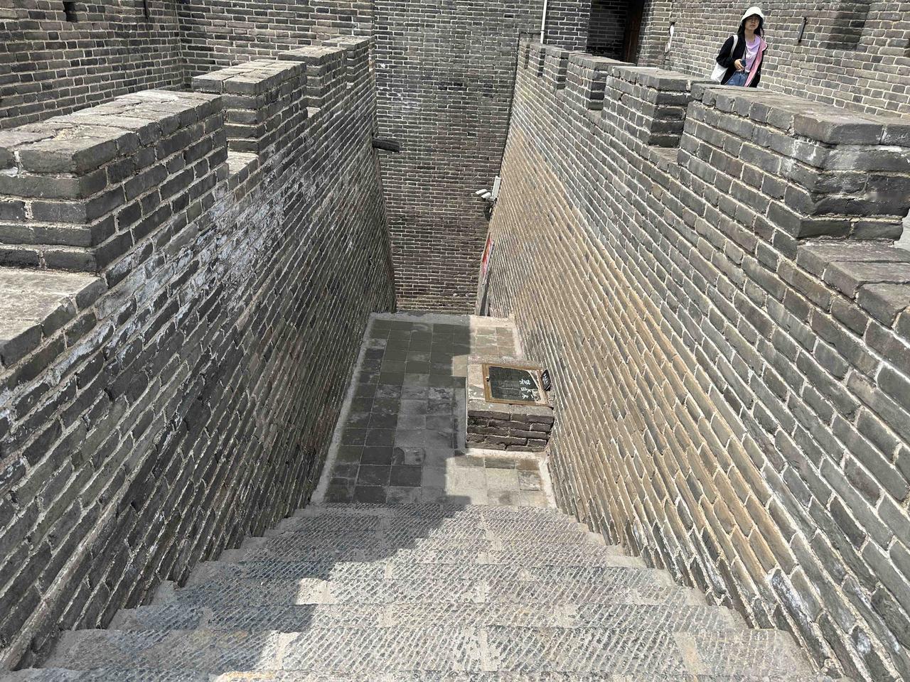 杀虎口位于山西朔州右玉县，紧邻晋蒙交界处，因两山夹苍头河谷的险峻地形，自古是南北