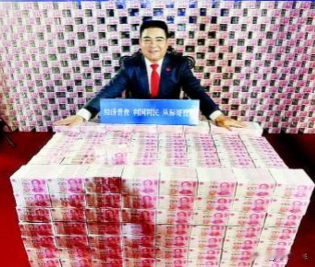 2020年，陈光标在南京工商银行取了2000万现金，装了9麻袋，又买了30辆依维