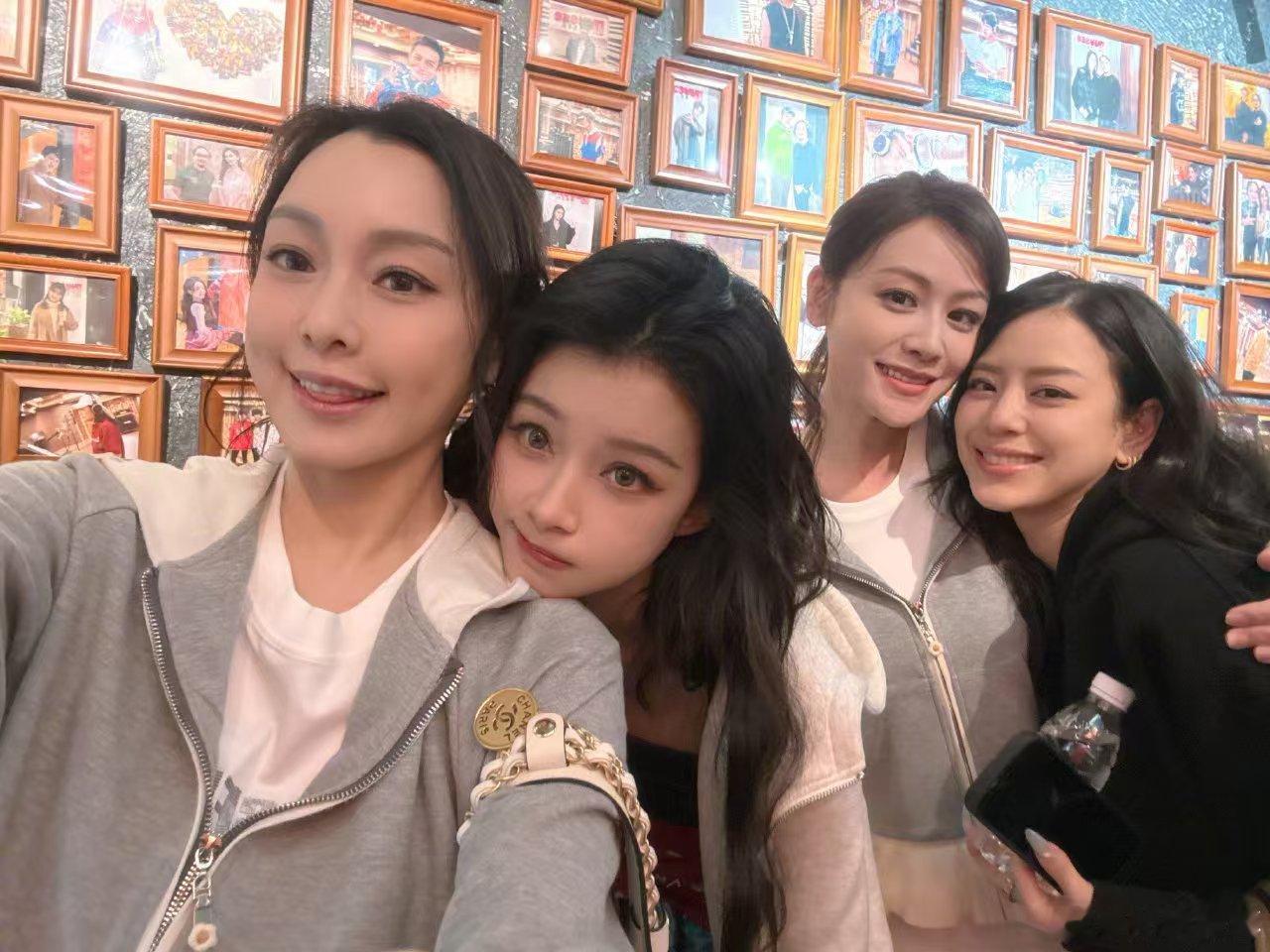 江语晨回应孙怡亲亲江语晨回应孙怡又当上队长了 啊啊啊期待姐姐们的舞台~ 