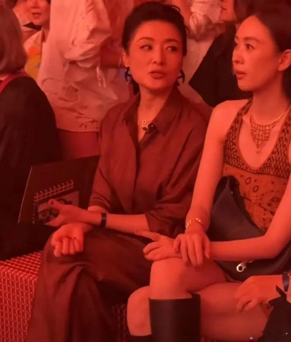 童谣去上海l爱马仕大秀看秀时，和主持人周涛坐在了一块儿，周涛看到童谣穿个超短裙还