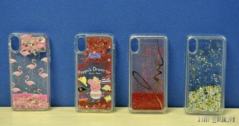 河南商丘一空地冒出大量全新手机壳 河南商丘一空地惊现大量全新手机壳
近日，河南商