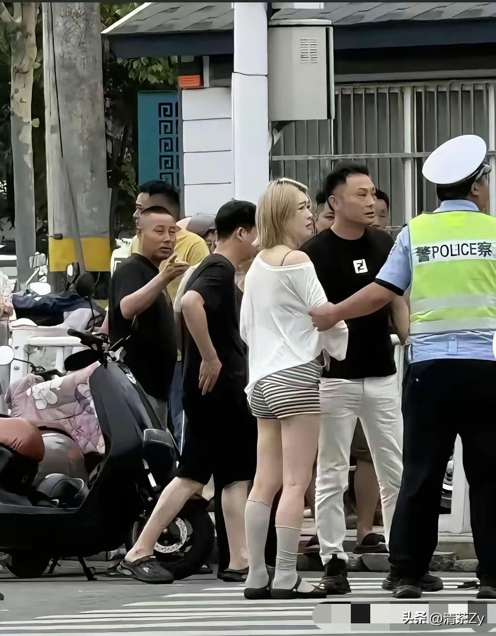 只因低头看了眼手机，就彻底毁灭了一个家庭！女司机因看手机路口慌乱之下误踩油门，车