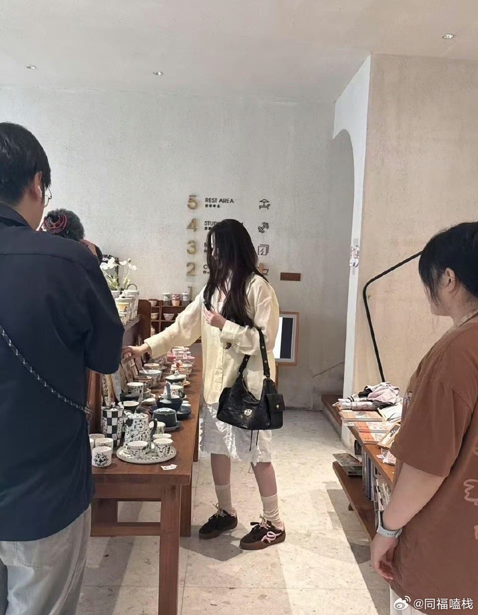 叶舒华景德镇做陶瓷网友在景德镇偶遇叶舒华！瘦了之后终于理解为什么是门面了，生图都