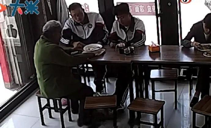 山东东营，两名中学生本想去面馆吃饭，但在面馆门口，他们却看到了一个无助徘徊的老人