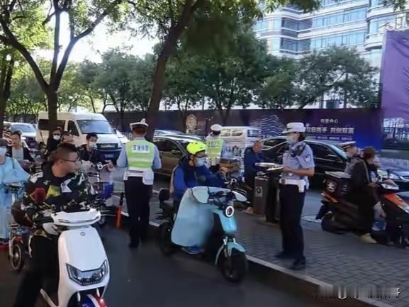 就在昨天，我同事骑一辆“电摩”款的无牌电动车被查，他自身是有骑车驾照的，所以最后