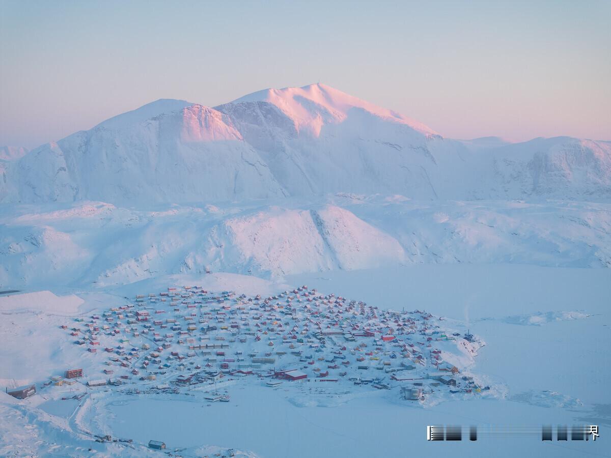 冬季的格陵兰岛Upernavik小镇，周围整个世界都覆盖上了一层厚厚的冰雪，连大