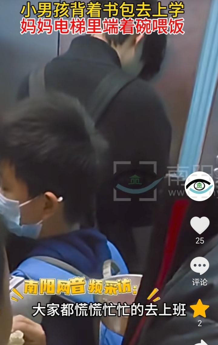 操碎了心！河南郑州，女子早上坐电梯，看到大家都慌慌忙忙的赶去上班，电梯里一位妈妈