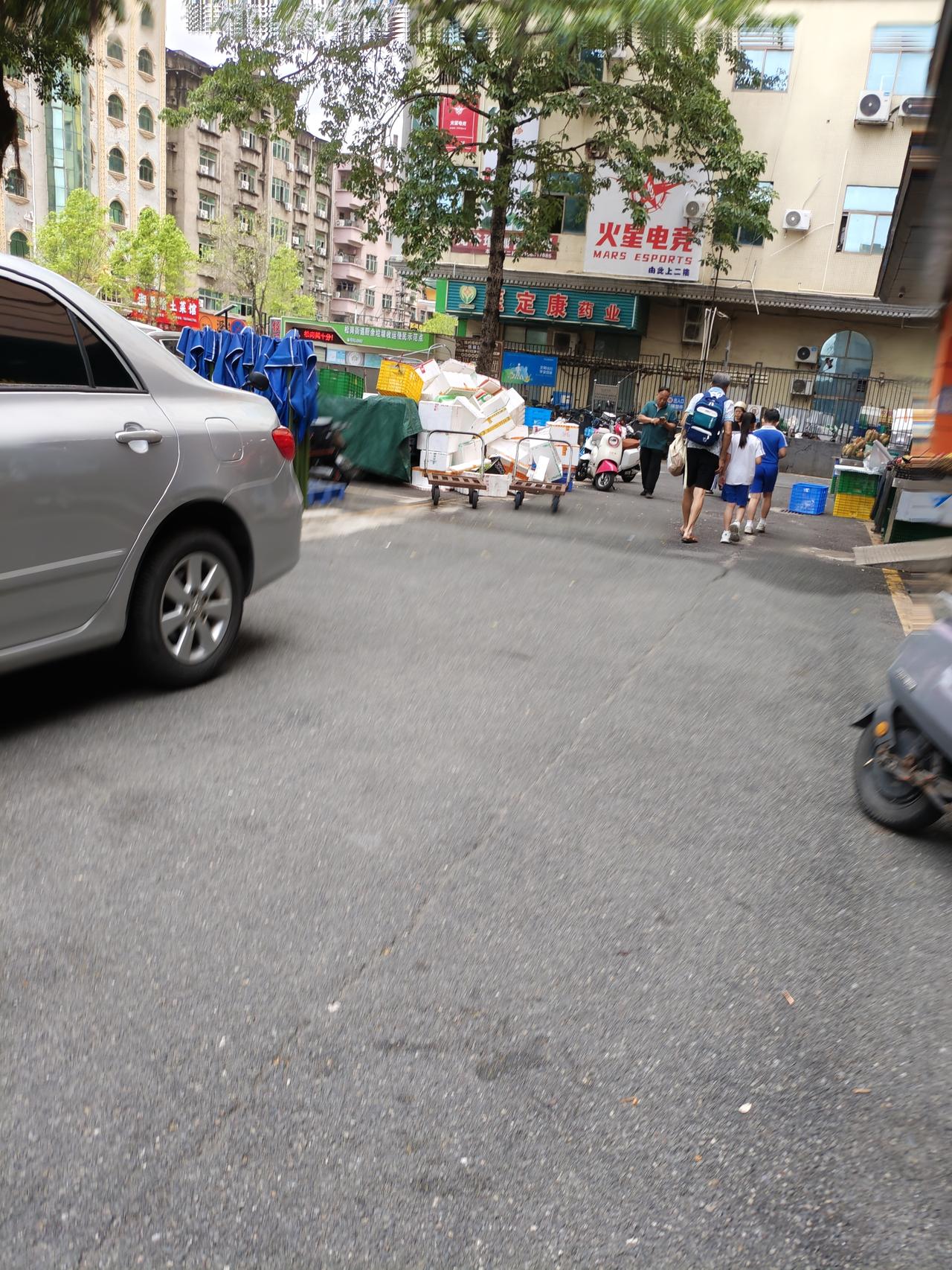 随手拍张照早上小区里的风景，都是大人陪着孩子上学的，这是周一到周五每天早上的风景