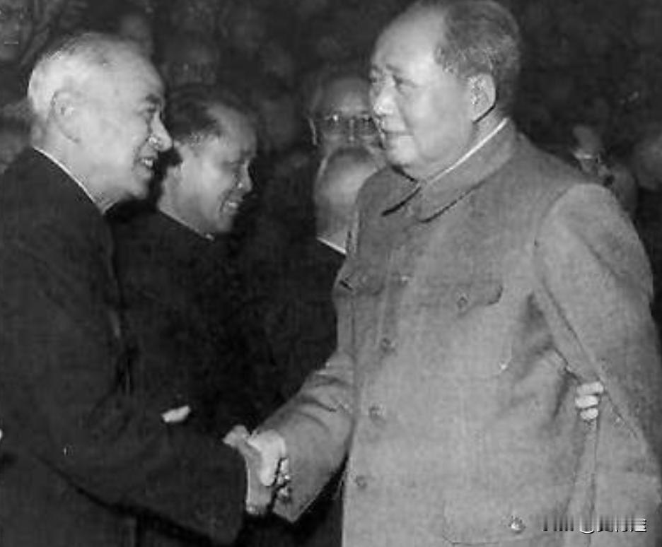 1964年，人大会议期间，李四光在北京厅遇到毛主席，他慌忙开口向主席表示对不起，