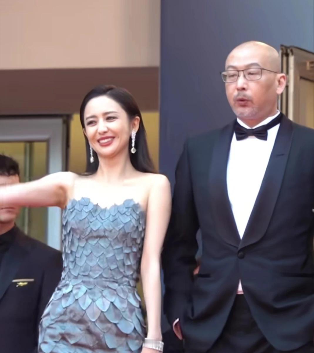 戛纳电影节佟丽娅和管虎夫妇同框
佟丽娅在旁边感觉好尴尬啊
她怎么每次摆造型
都给
