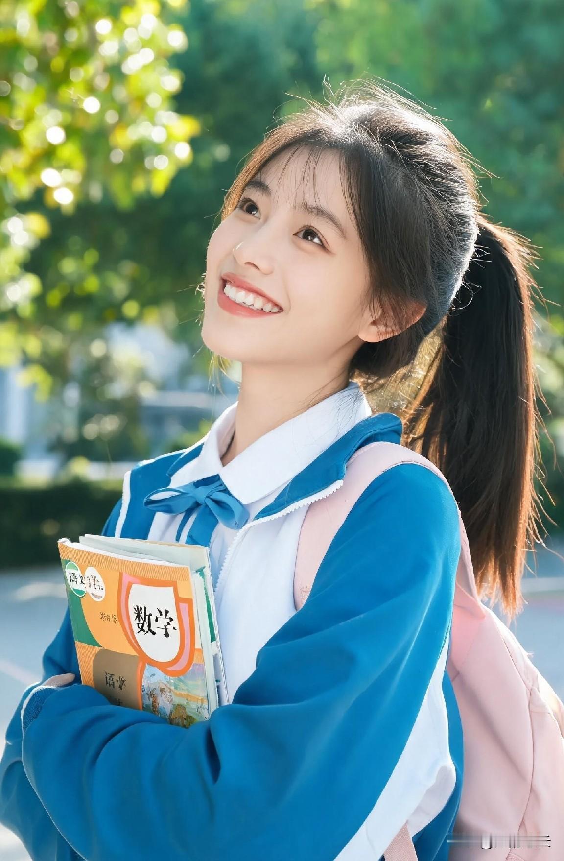 上了高中你才会发现：
1、越是重点高中，在外面上课的人越多，家长在孩子身上的投入