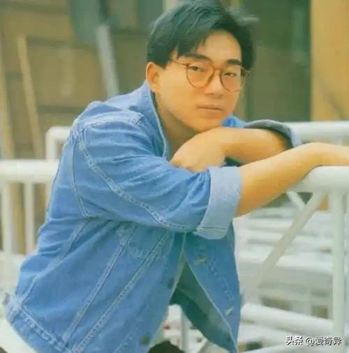 吕方年轻时还是很帅的，唱歌也好听。