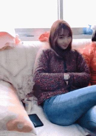 你在看什么？
她秀美的脸蛋？
还是手腕上名贵的手表？