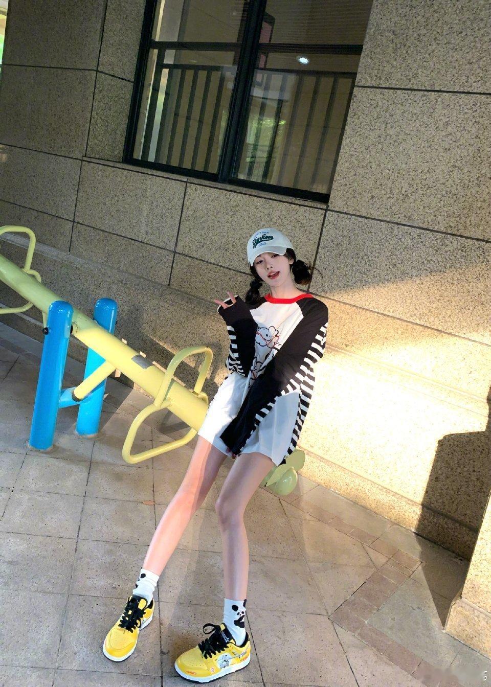 鞠婧祎今日营业照最喜欢的一张[哇]超可爱的小鞠！求一个发型教程[羞嗒嗒] ​​​