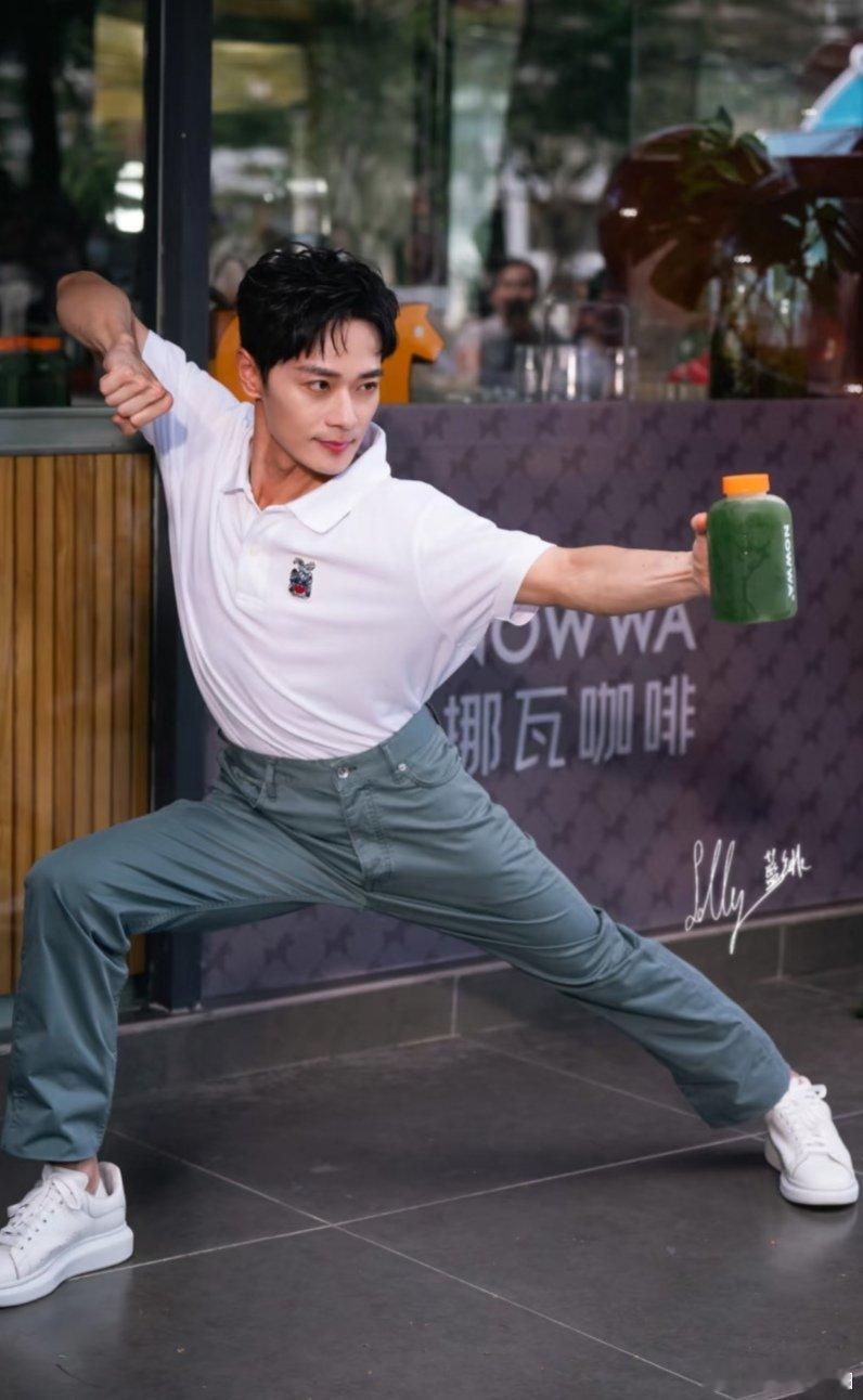 曹骏金发曹骏挪瓦咖啡品牌大使 曹骏参加挪瓦咖啡活动中曹骏黑发造型令人印象深刻，这