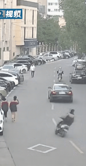 这个走位是真的帅气，符合年少轻狂的气质，只是运气差了一点，下次命好，就不会撞了