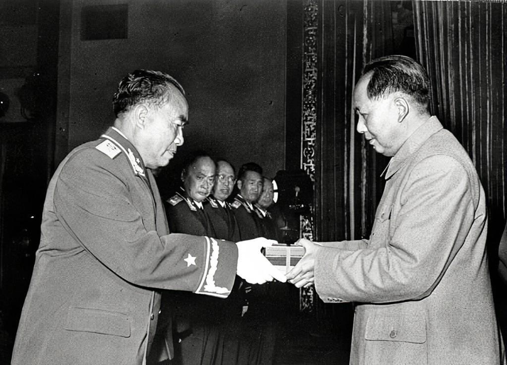 1955年志愿军参谋长被授予少将军衔引发彭德怀不满，毛主席为何说他可为少将之首？
