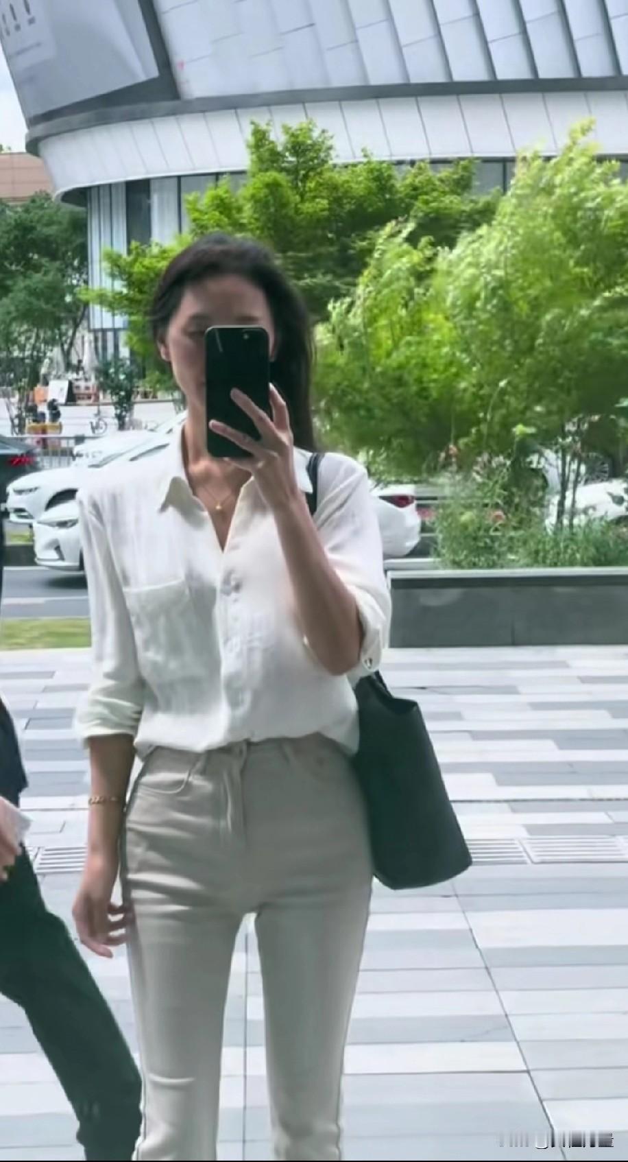 女人一但小腹凸出，颜值再高也会大打折扣。这种身材才是女人的天花板。