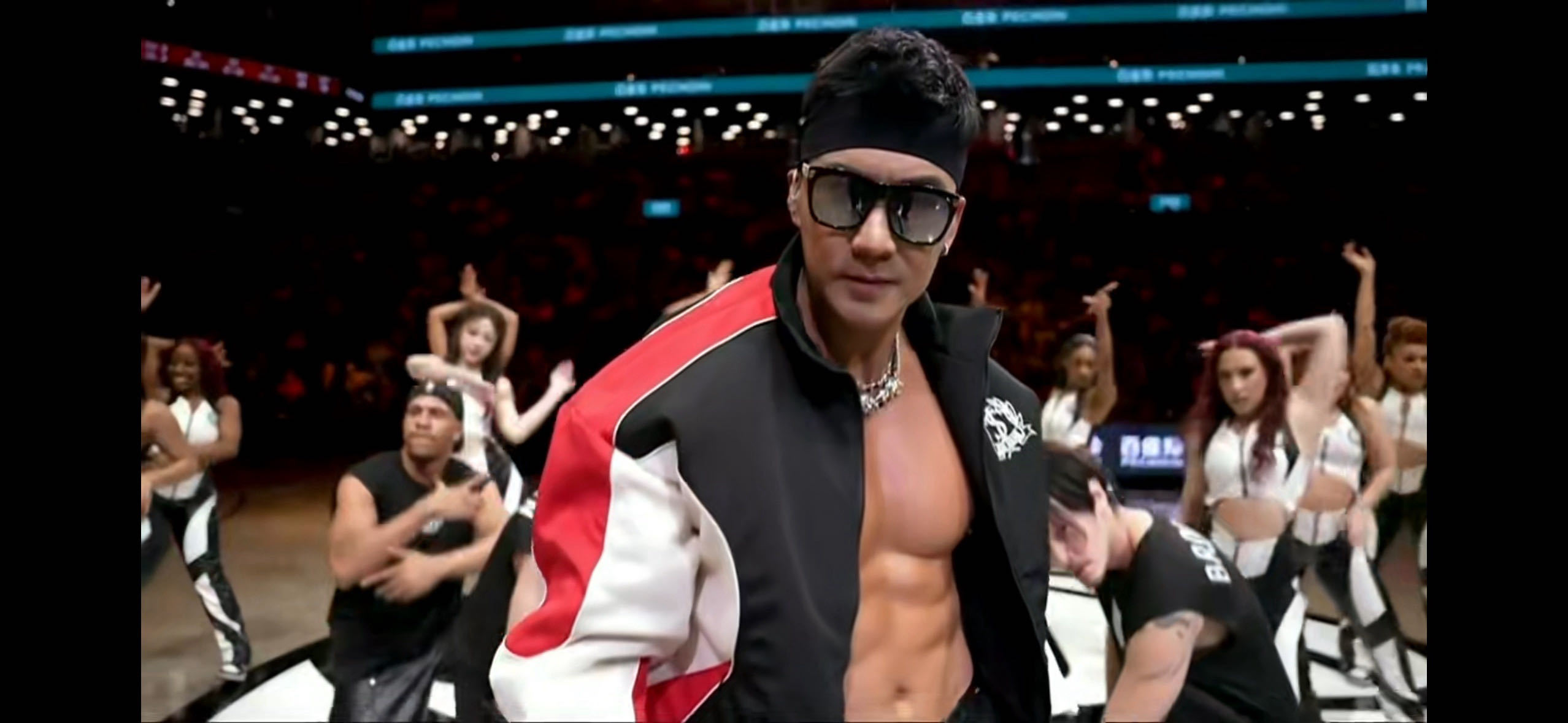 刘畊宏已经不满足娱乐圈了吗谁懂在NBA看到刘畊宏的惊喜感！刘畊宏亮相中国年篮网新