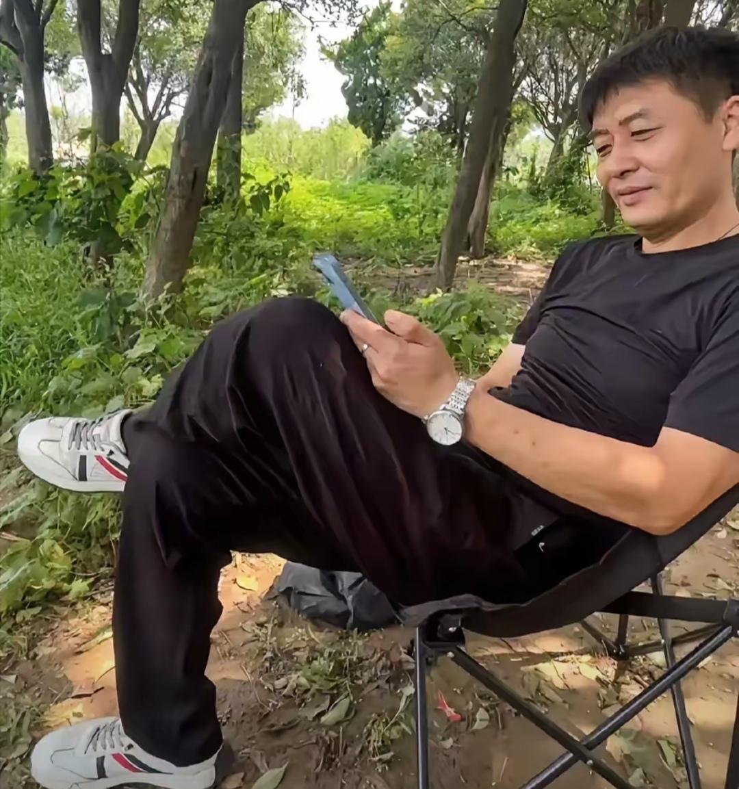 网友说，张雪峰老师，生前，离世后都在帮人。他的离去，网友们不舍，网友们的思念没有