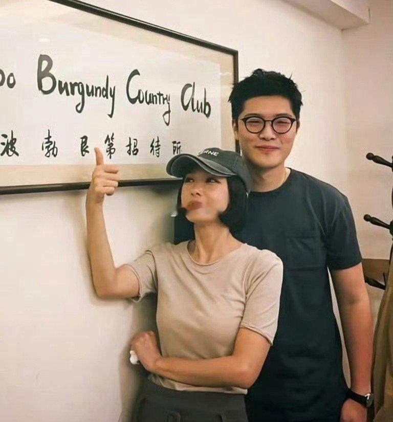 46岁秦岚在宁波一家餐馆吃饭，和老板一起拍摄合影。她看起来好年轻，身材太好了！ 