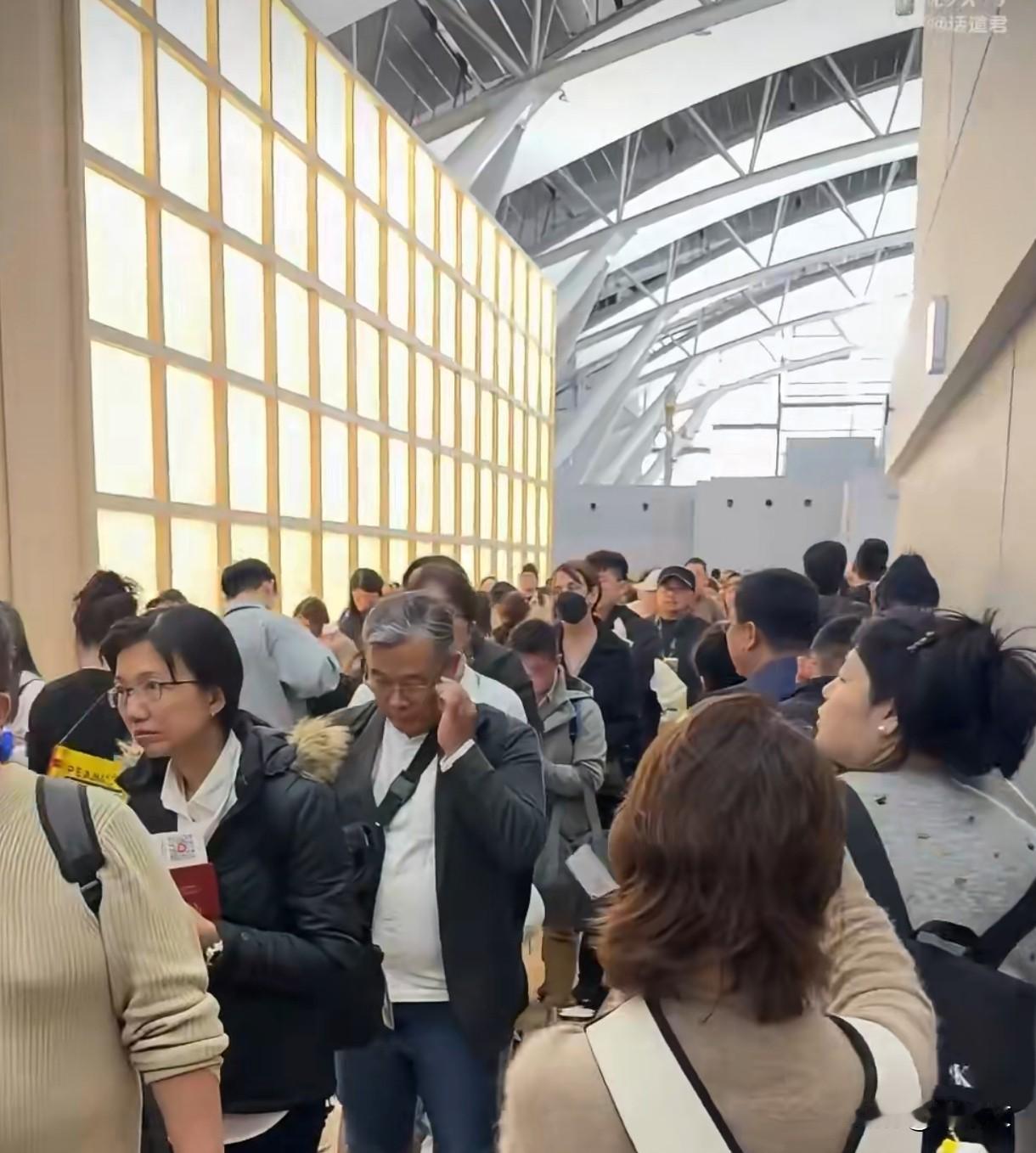 日本机场挤爆了！中国人扎堆回国堪比春运，机票涨价背后藏猫腻
 
最近日本成田机场