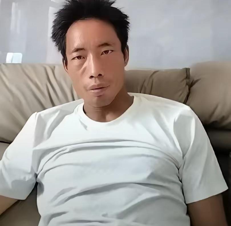 杨玉敏老公下午直播换了一身行头
下午网友街上偶遇杨玉敏老公猜测他去完成儿子1个心