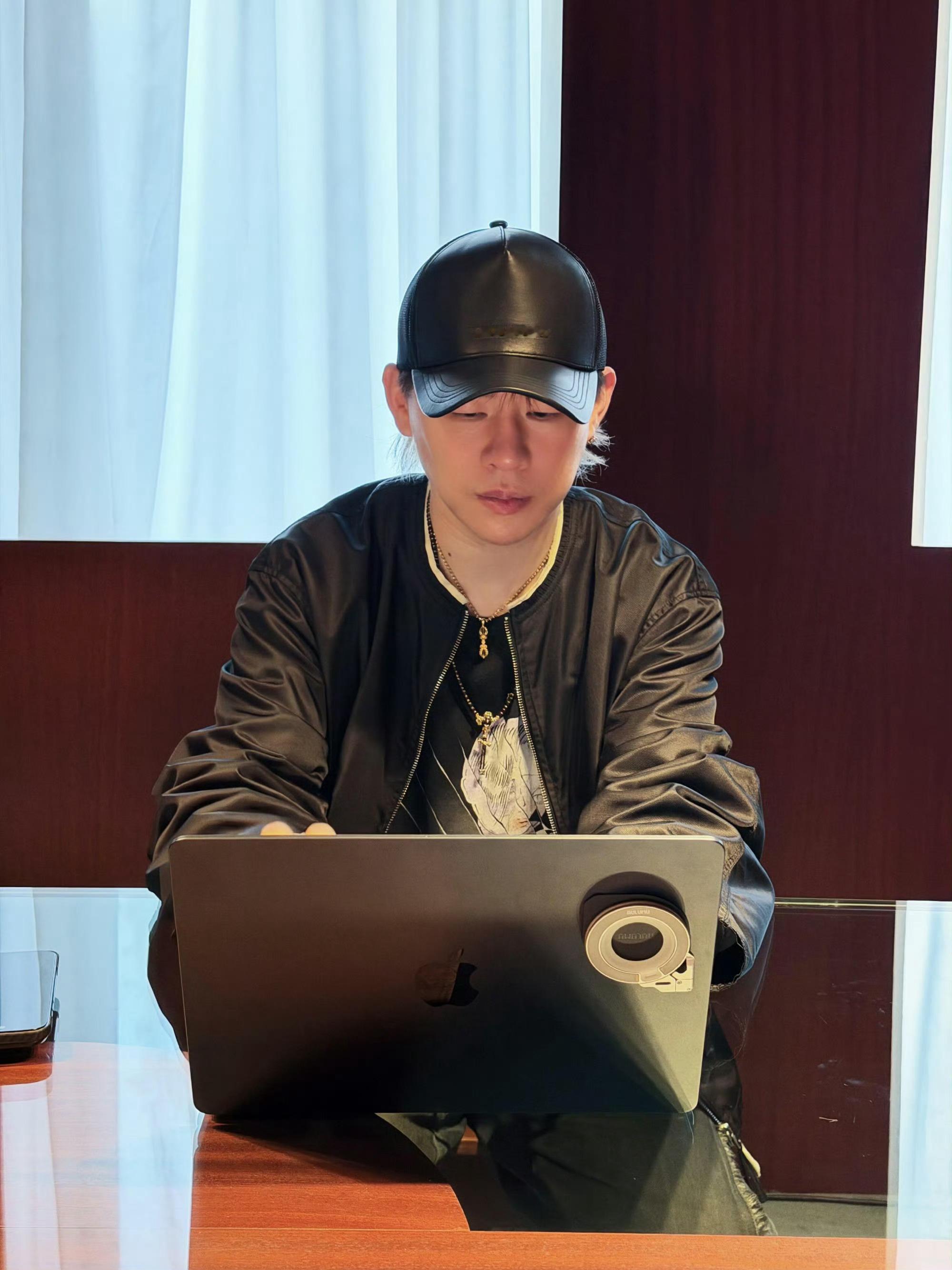 胡彦斌vibecoding的都懂这个姿势 胡彦斌机场神似“vibecoding”